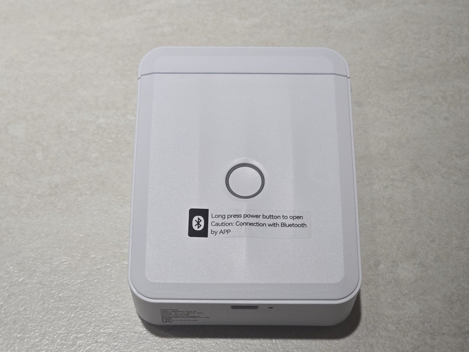 앱 Bluetooth 연결 안내 스티커가 붙어 있는 님봇 D110M 뒷면